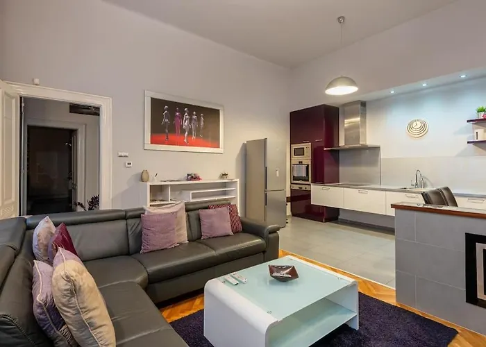 Lovely Purplish Apartment Heart Of The City