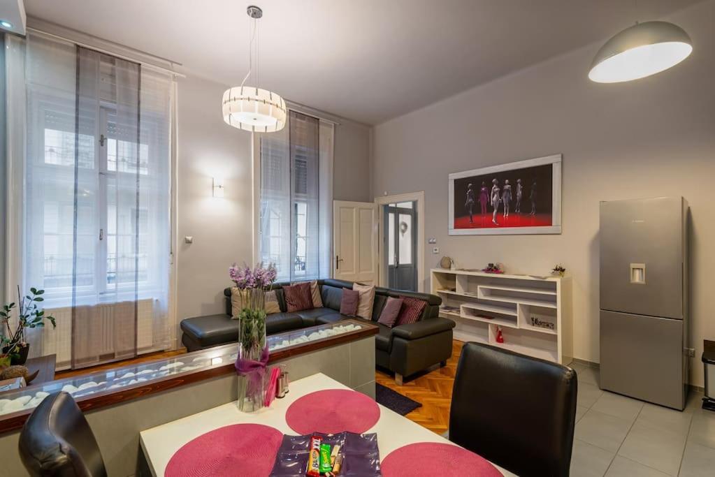 Lovely Purplish Heart Of The Apartament Budapesta